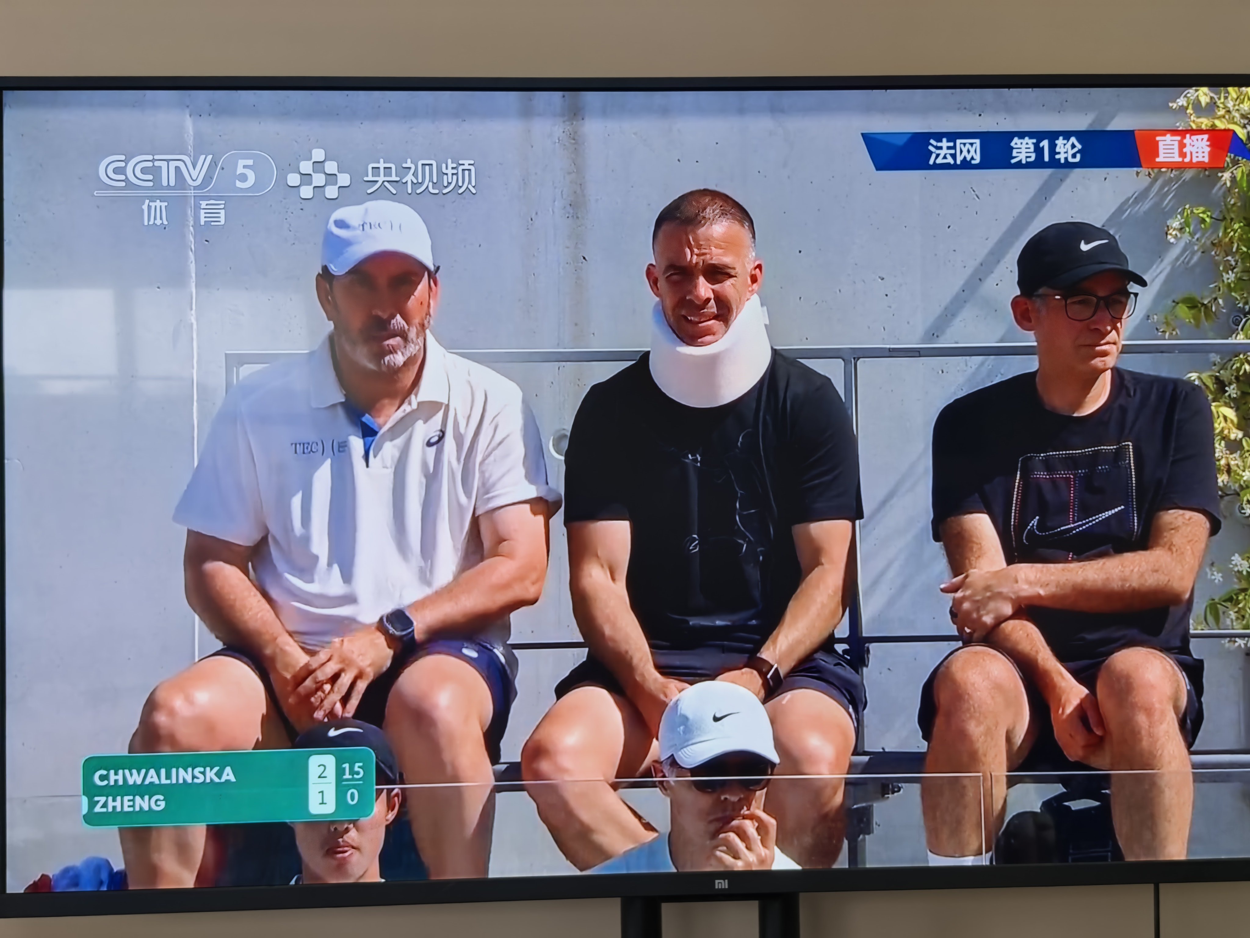 郑钦文教练戴护具现身看台法网2026 里巴也是不容易！罗兰加洛斯