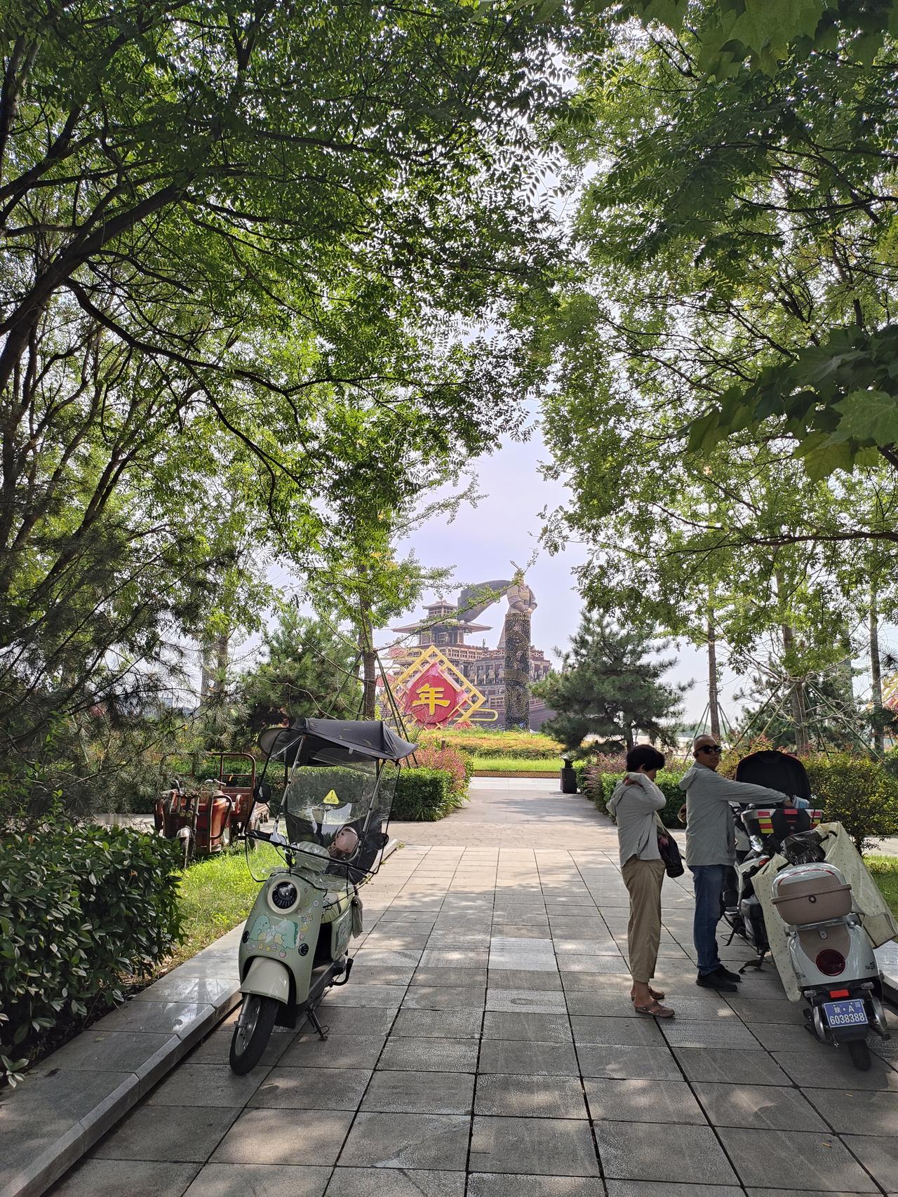 1. 漫步城郊园区，绿树成荫，行人悠然，感受一份慢悠悠的夏日时光。
​
2. 满