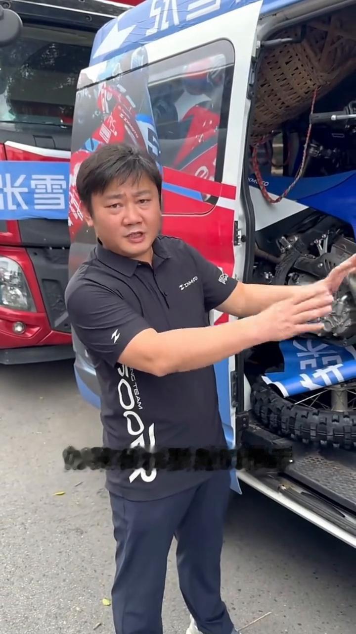 我们一共两台面包车，面包车上准备了各两台摩托车，五台五台。到了灾区以后就看到张雪