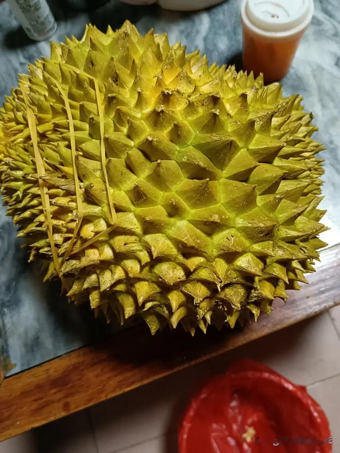 趣味相投的朋友时常相聚。今天，一个榴莲成为了大家的焦点。那股独特的气味，在空气中