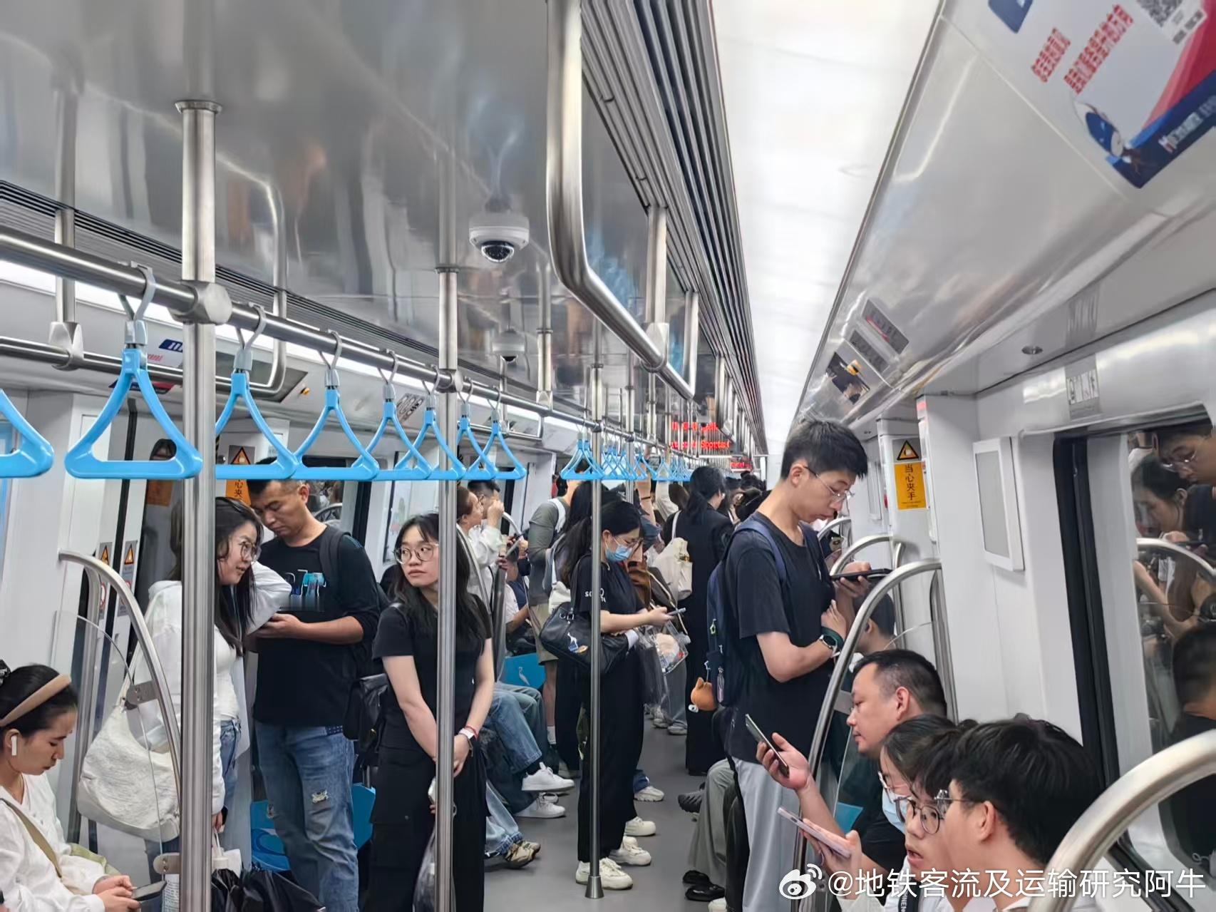 厦门地铁网友投稿，2026-05-13（周三，小雨），18:18，厦门地铁3号线
