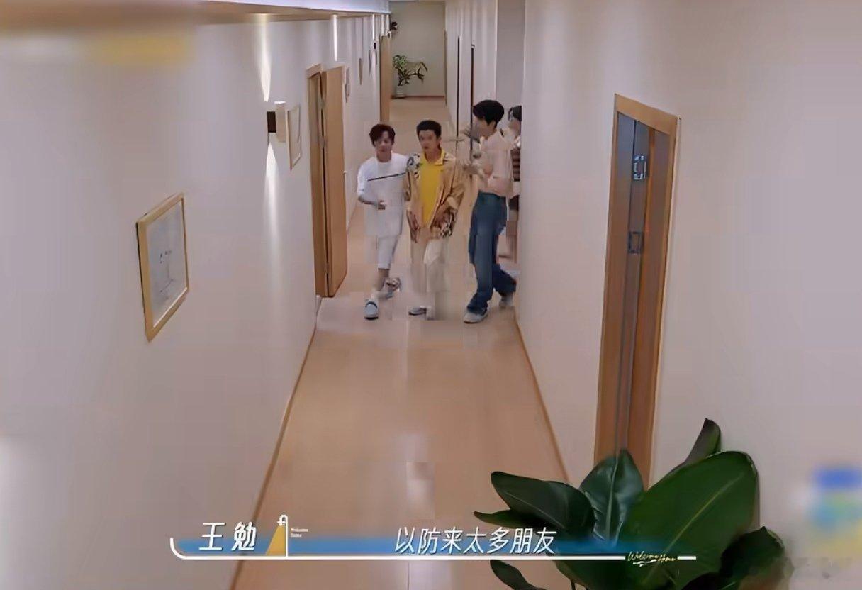 张凌赫以为丁程鑫睡麻将桌上 张凌赫是懂语出惊人的 谁看完片段直接笑到停不下来！何