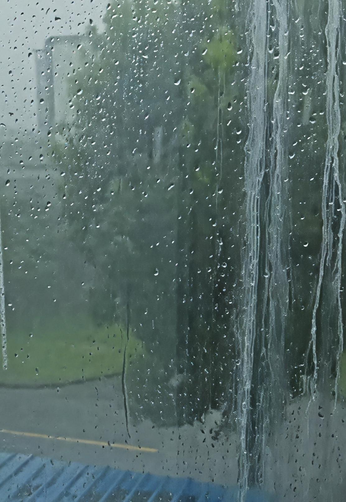 南京这大暑季节的雨，真跟闹着玩似的，说下就下。7月19日部分地区暴雨就打得大家措