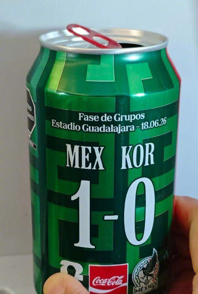 墨西哥可乐罐对韩国贴脸开大墨西哥当地超市最近上架了一款特别的纪念款可乐，罐身直接