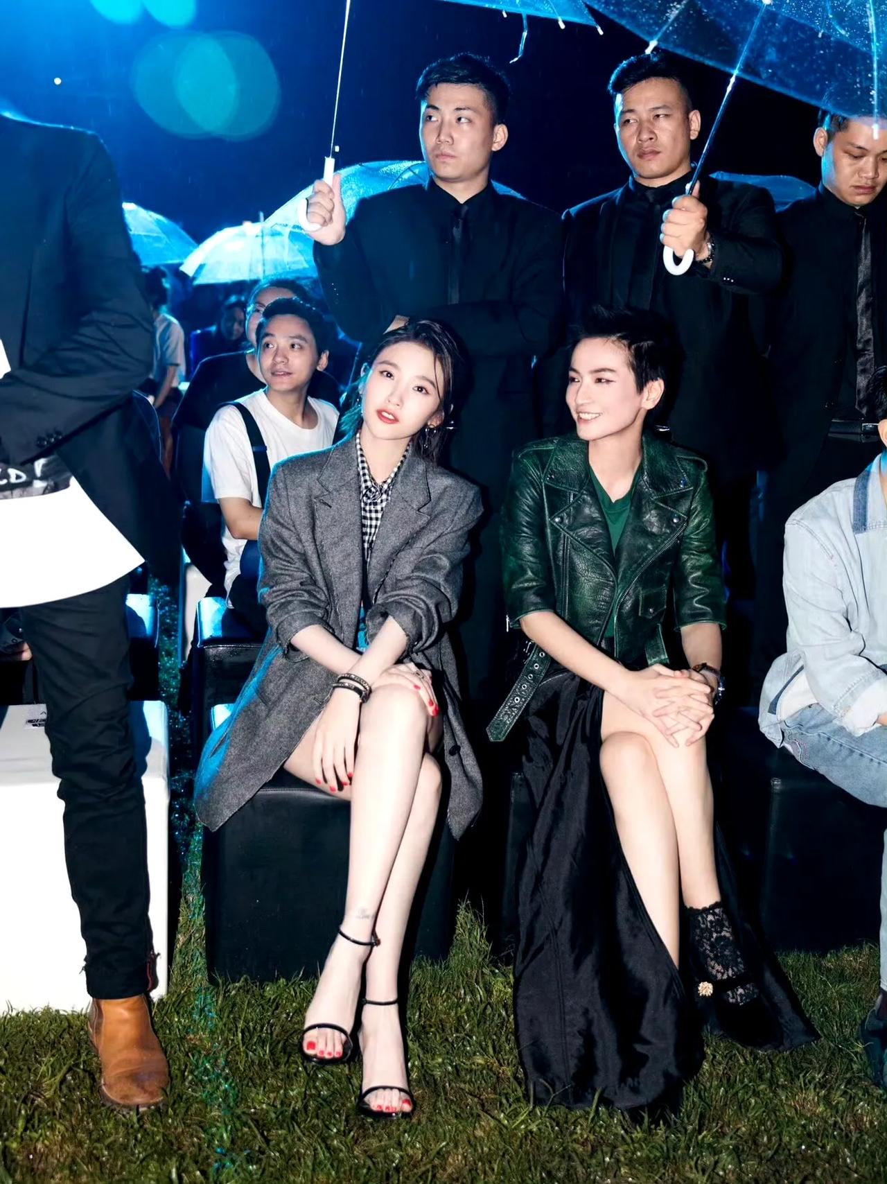 不得不说，还得是明星美女小姐姐最带派，在雨中看演出，后面还得有几个帅气型男为他们