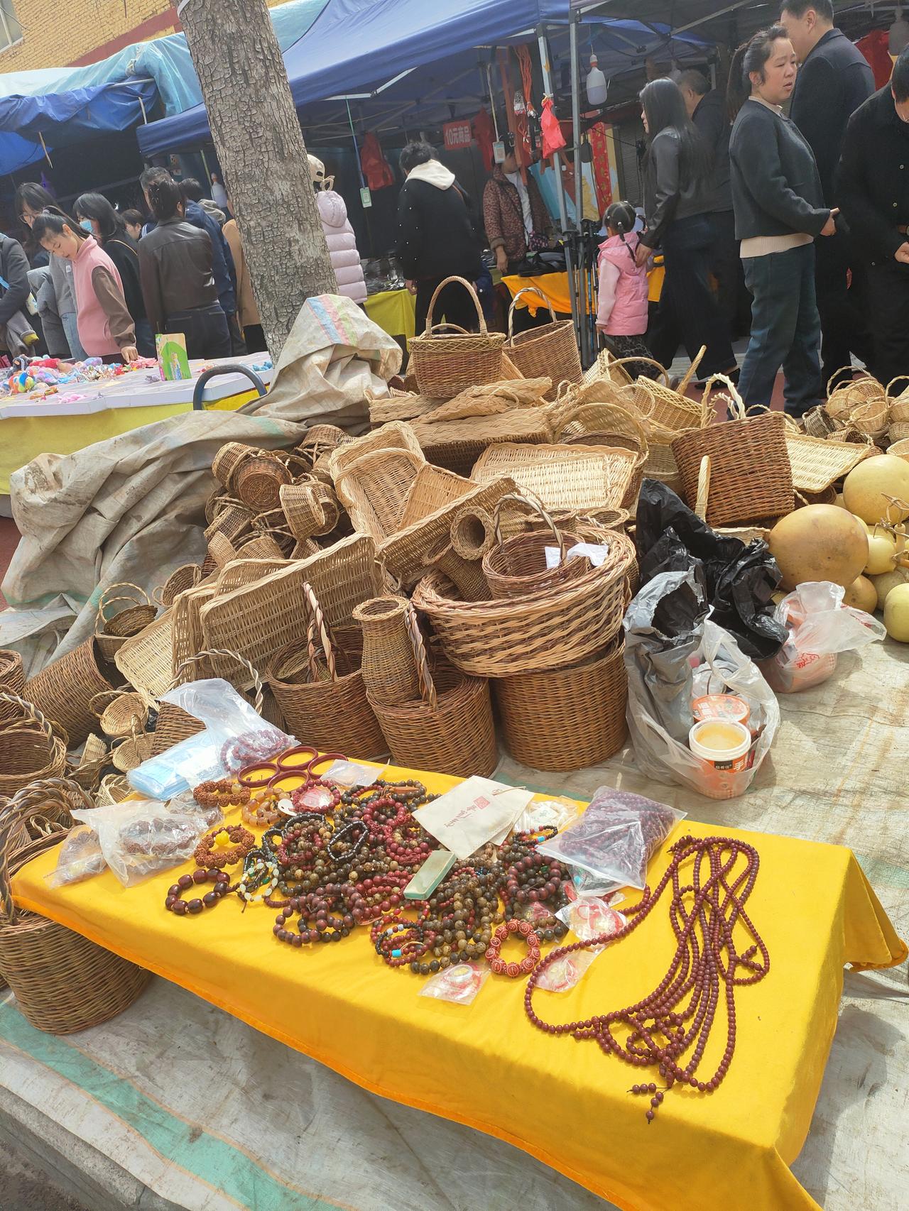 热闹的二月二庙会
 二月二，老家的庙会就跟炸开了锅似的，那叫一个热闹！老话讲“龙