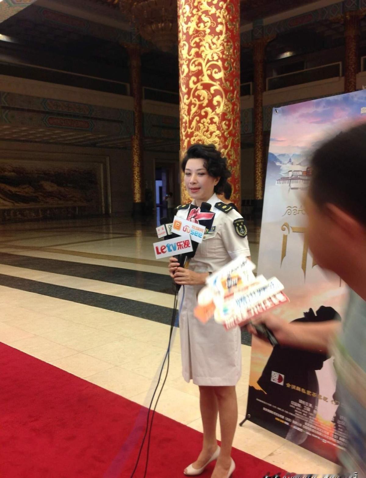 王静不靠流量，靠的是戏。
冷脸演妈，也演特务，还能压得住市长的场子。
年轻时镜头