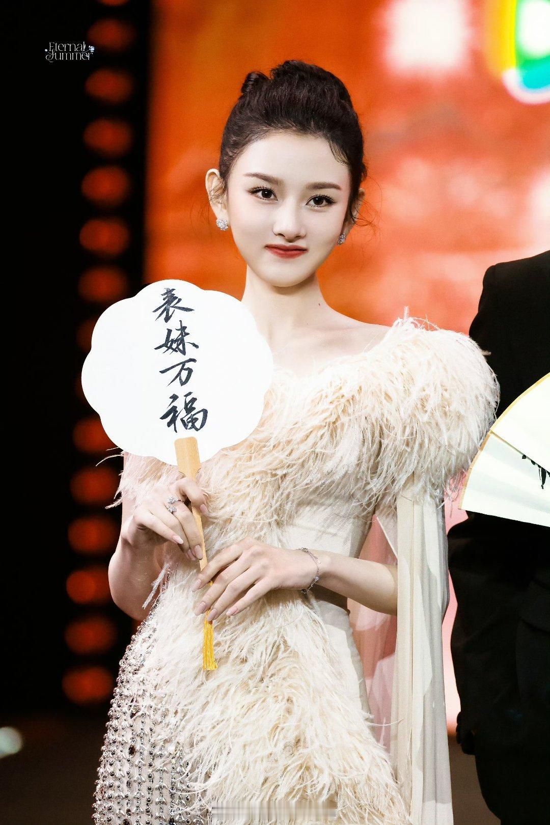 宋祖儿进组表妹万福，还是好瘦啊，身材状态也太好了吧！就这样进组快拍快播[期待][