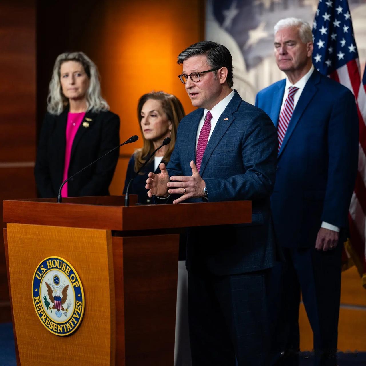 美国国会通过9000亿美元预算


   众议院周三批准了一项价值9000亿美元