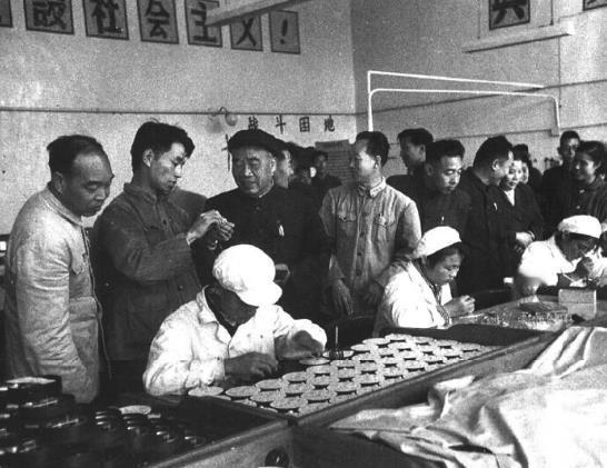 1958年9月27日，朱德视察太原仪表厂。