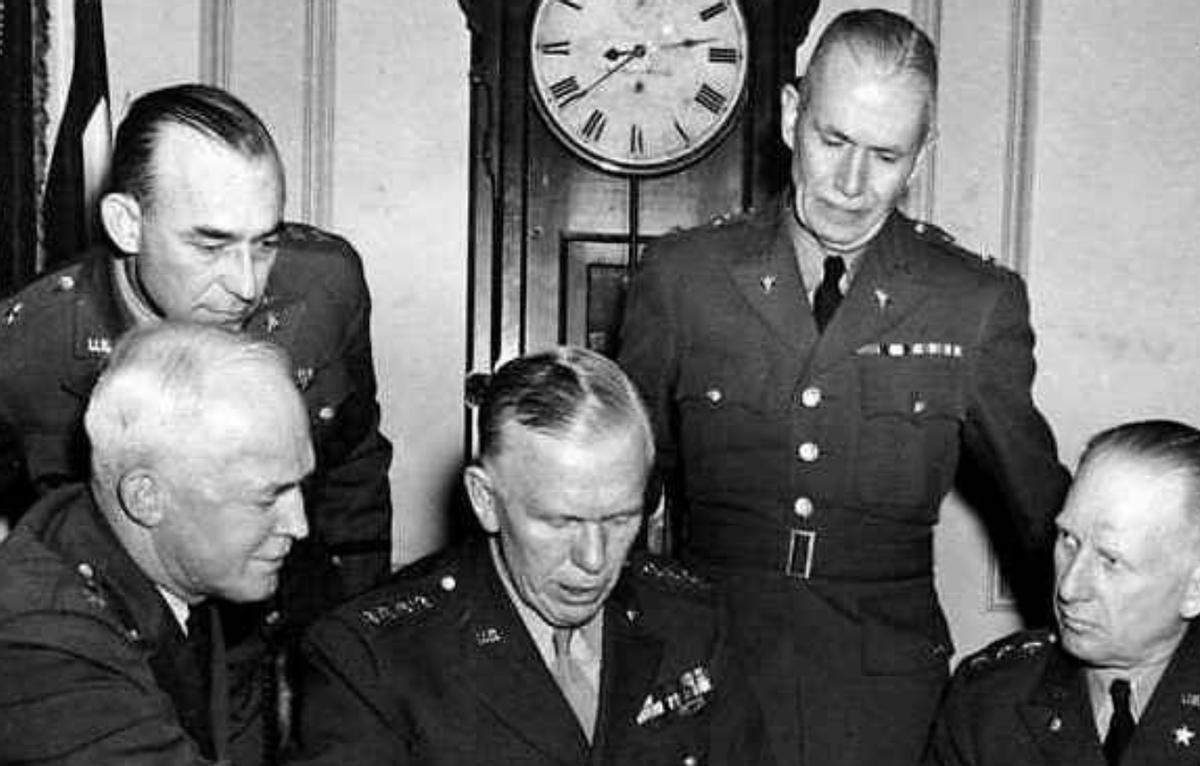 在1937年的某个清晨，当阳光第一次照耀在道格拉斯·麦克阿瑟设计的军服上时，世界