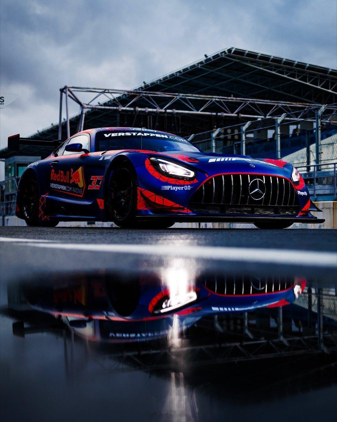 梅奔的CEO康松林(Ola Källenius)以及赛车运动负责人、F1车队领队