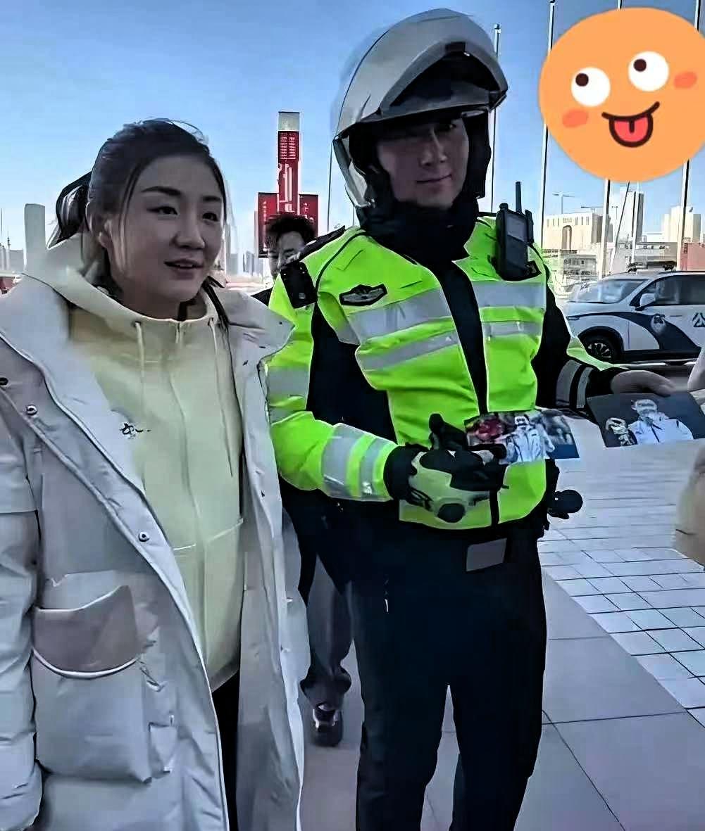 有一女子逛完街，等了半个小时都没打到车，于是就问在执勤的交警：“你好，请问在哪里