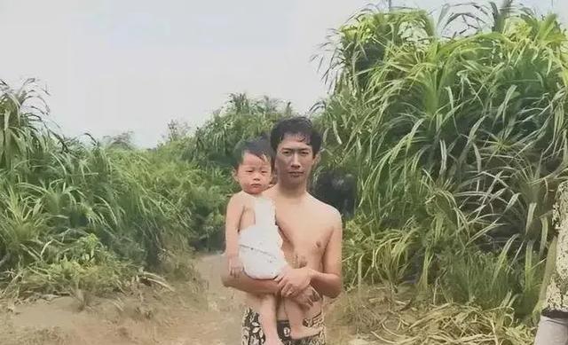 1978年，28岁的郭台铭，只穿一条大花裤衩，看起来很颓废。那个小男孩，是郭台铭