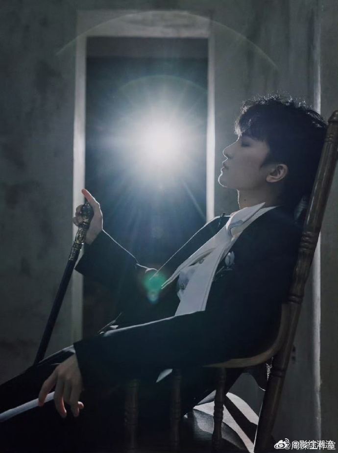 六公主给周深加了开花特效六公主镜头下春分的周深 春分这天看到六公主镜头下的周深，