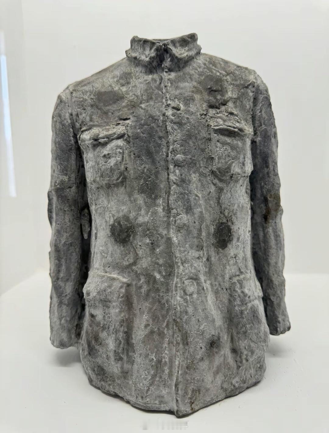 看到这件衣服的瞬间，心猛地一跳。它带着一种在绝境中开天辟地的气势。我不知道雕塑家