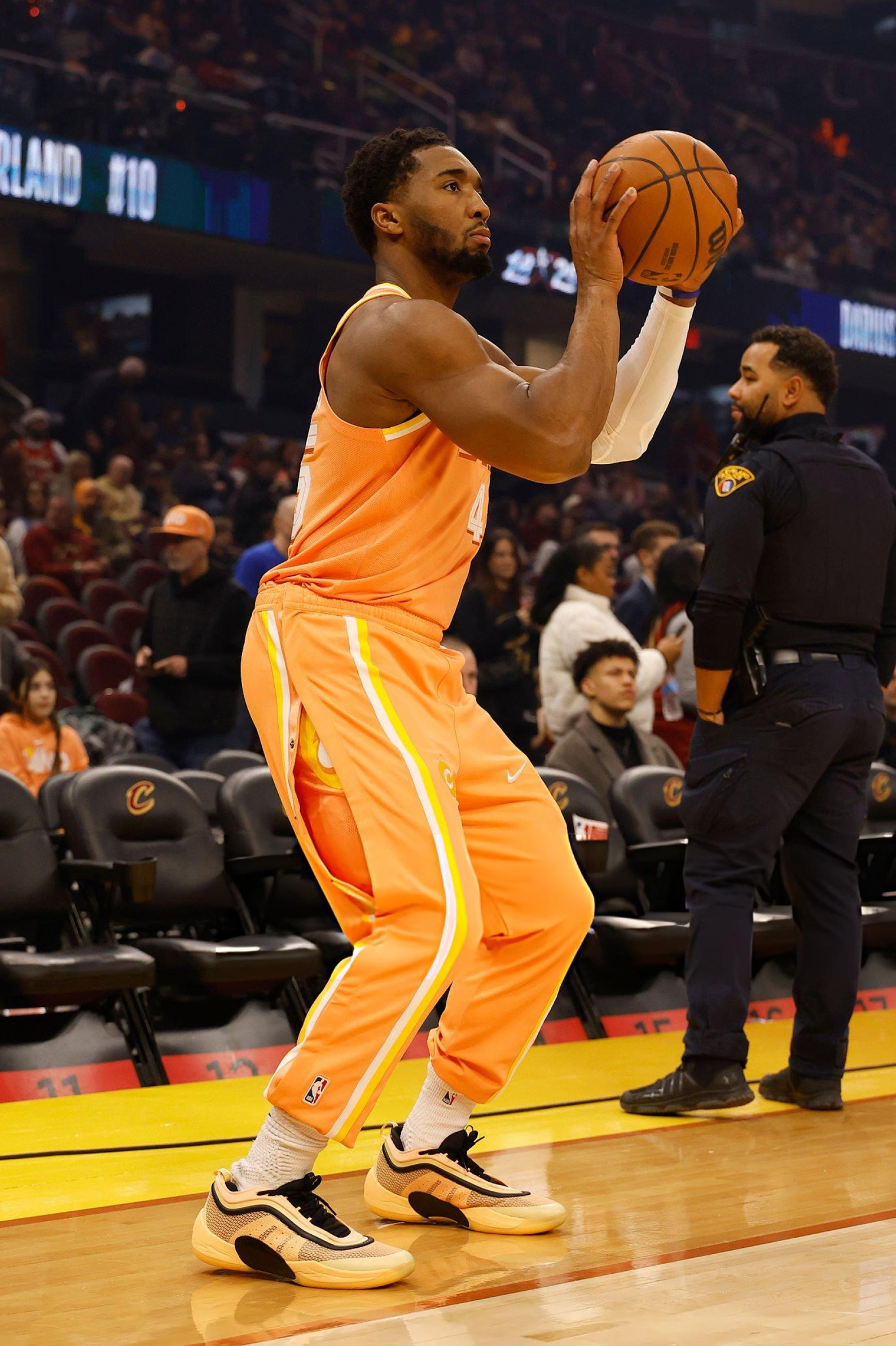 多诺万·米切尔 · adidas D.O.N.ISSUE 6米切尔好像出了7代，