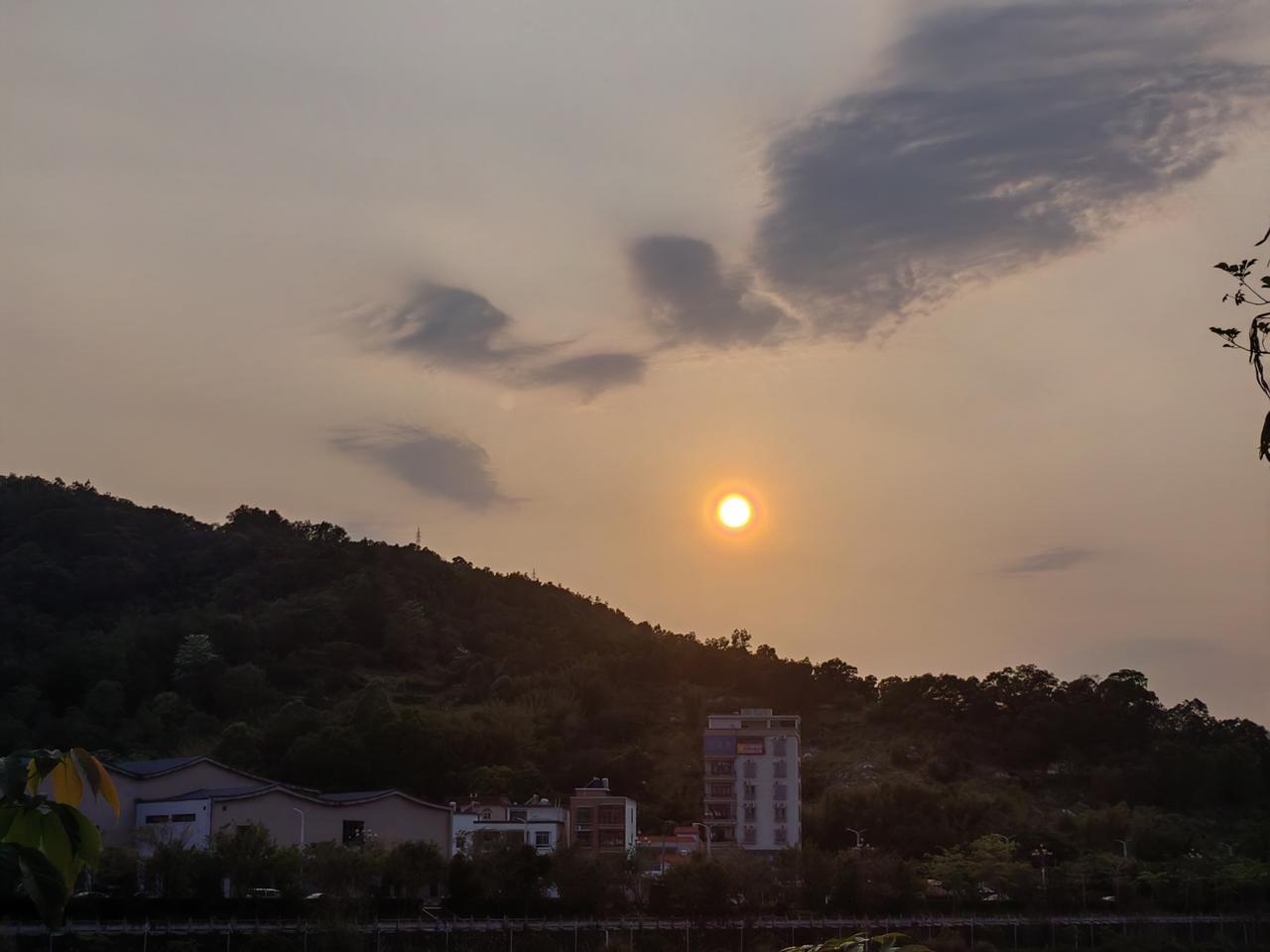 夕阳西下，余晖洒满小镇，静谧而美好。