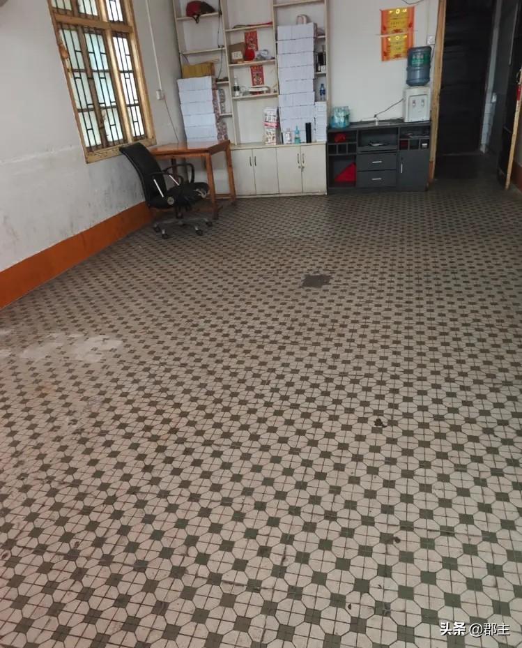 扶老人牌店房东李大爷发声，店铺已经关门，包括里面的牌桌都已经搬走，店老板可能是…