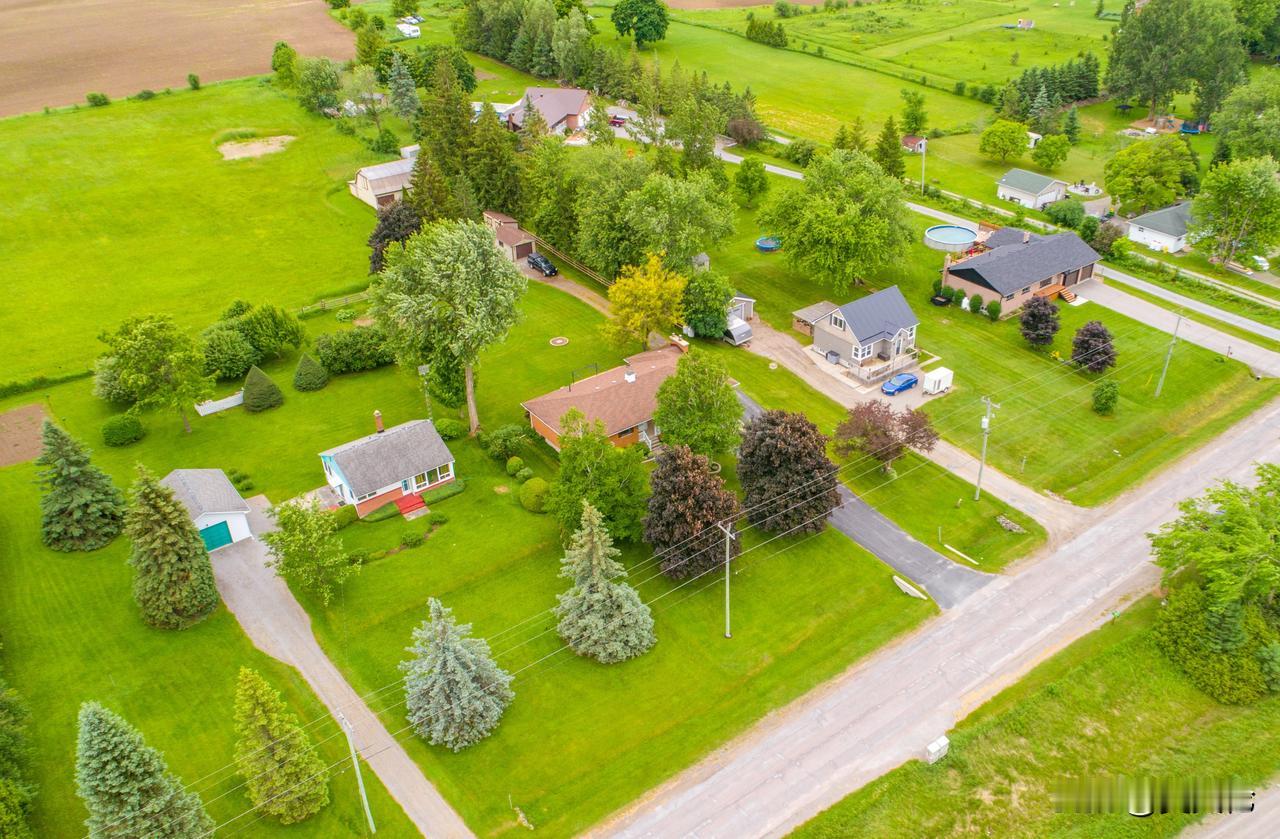 有个朋友，前几年在河北某市住建系统副处级退休，跟着儿子一起移民加拿大。
不久前，