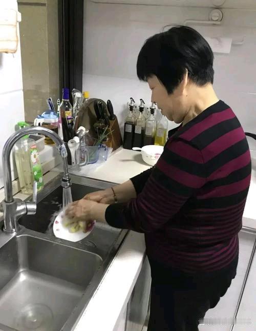 老年人和年人的代沟问题实难填平，各有各的初衷想法，加之双方文化修养和素质养成不同