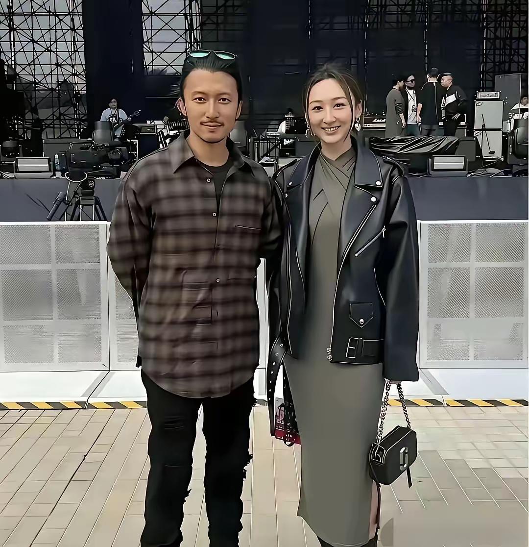 谢霆锋身边的美女是谁？
她的身材很丰满，和谢霆锋站在一起就像是一对情侣似的，显得