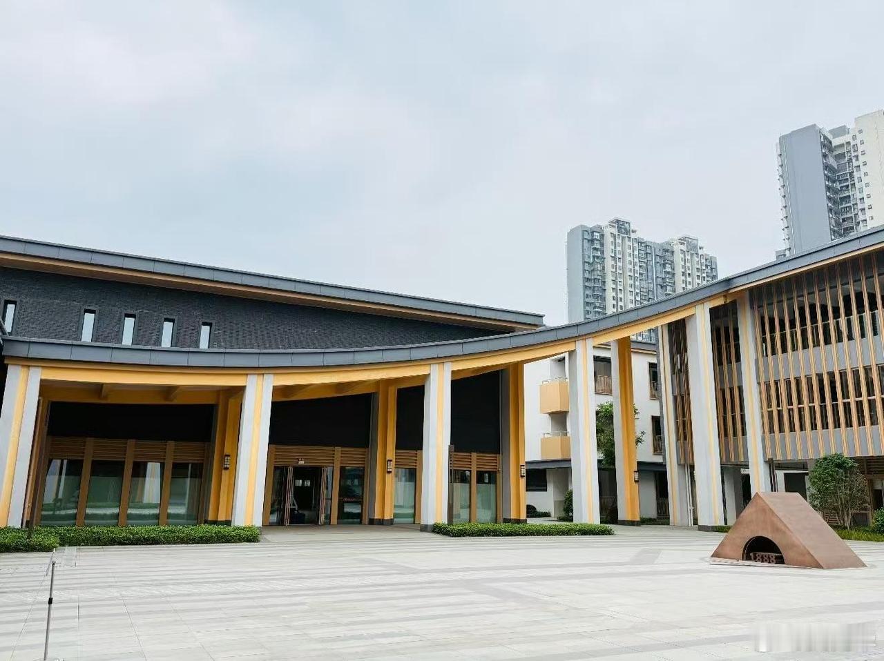 今天是世界读书日，再和大家聊聊，我们为什么要读书。
读书，不是为了炫耀，而是在迷