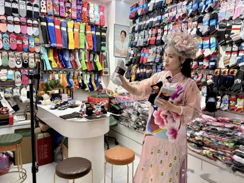 【从“坐商”到“播商”！义乌女老板用AI和专利重塑外贸格局】7月15日，《中国妇