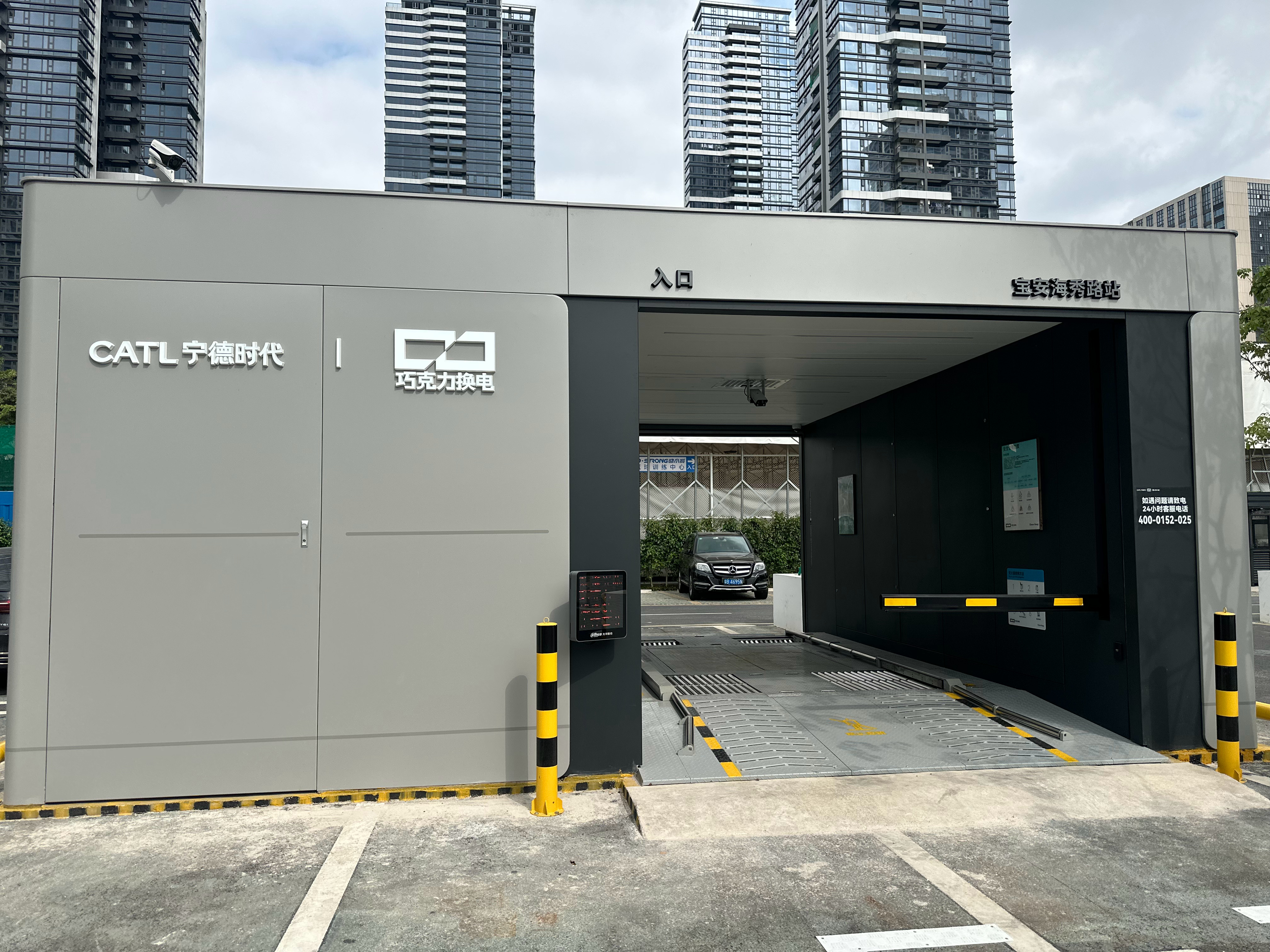 发现附近有个“海旺角文体中心”，好多小姐姐大姐姐开车来打网球，停车场里厂家充电站