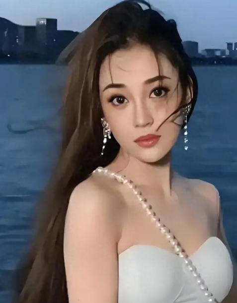 2018年，吴秀波包养了陈昱霖足足7年，之后玩腻了厌倦了，便提出分手。陈昱霖索要