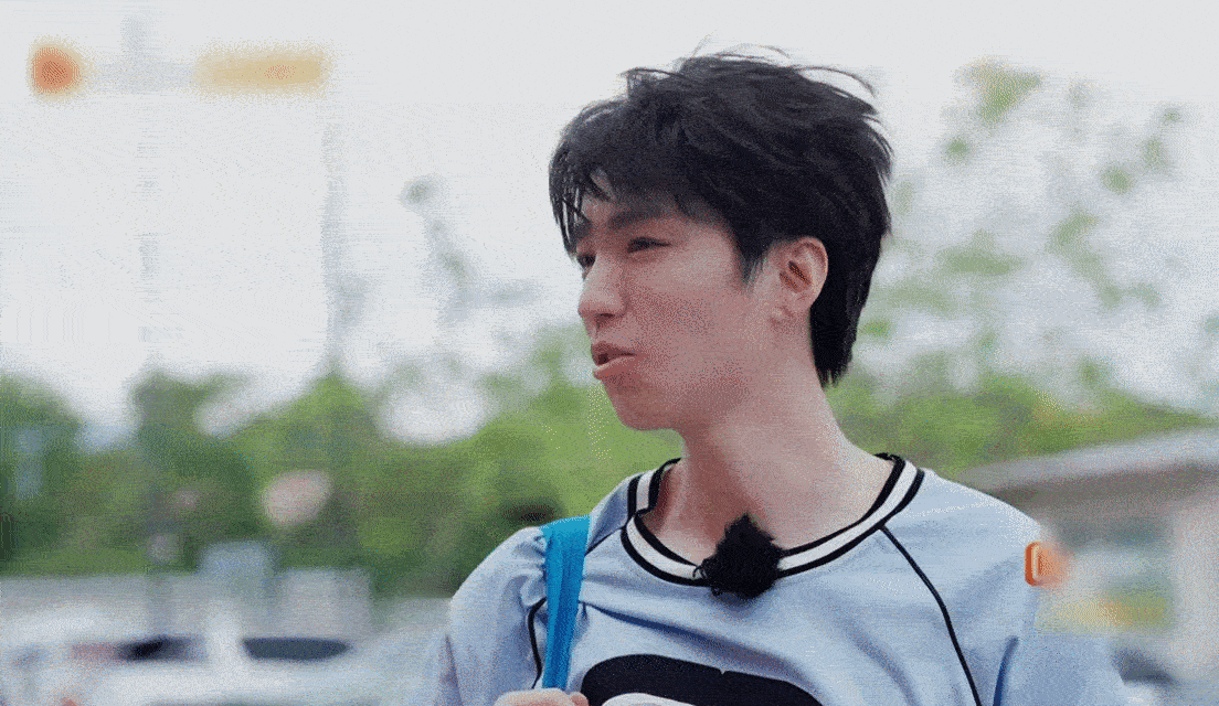 怎么没人跟我说王俊凯如此有梗 哈哈哈哈哈哈谁能想到王俊凯这么会整活！硬扛重物，还