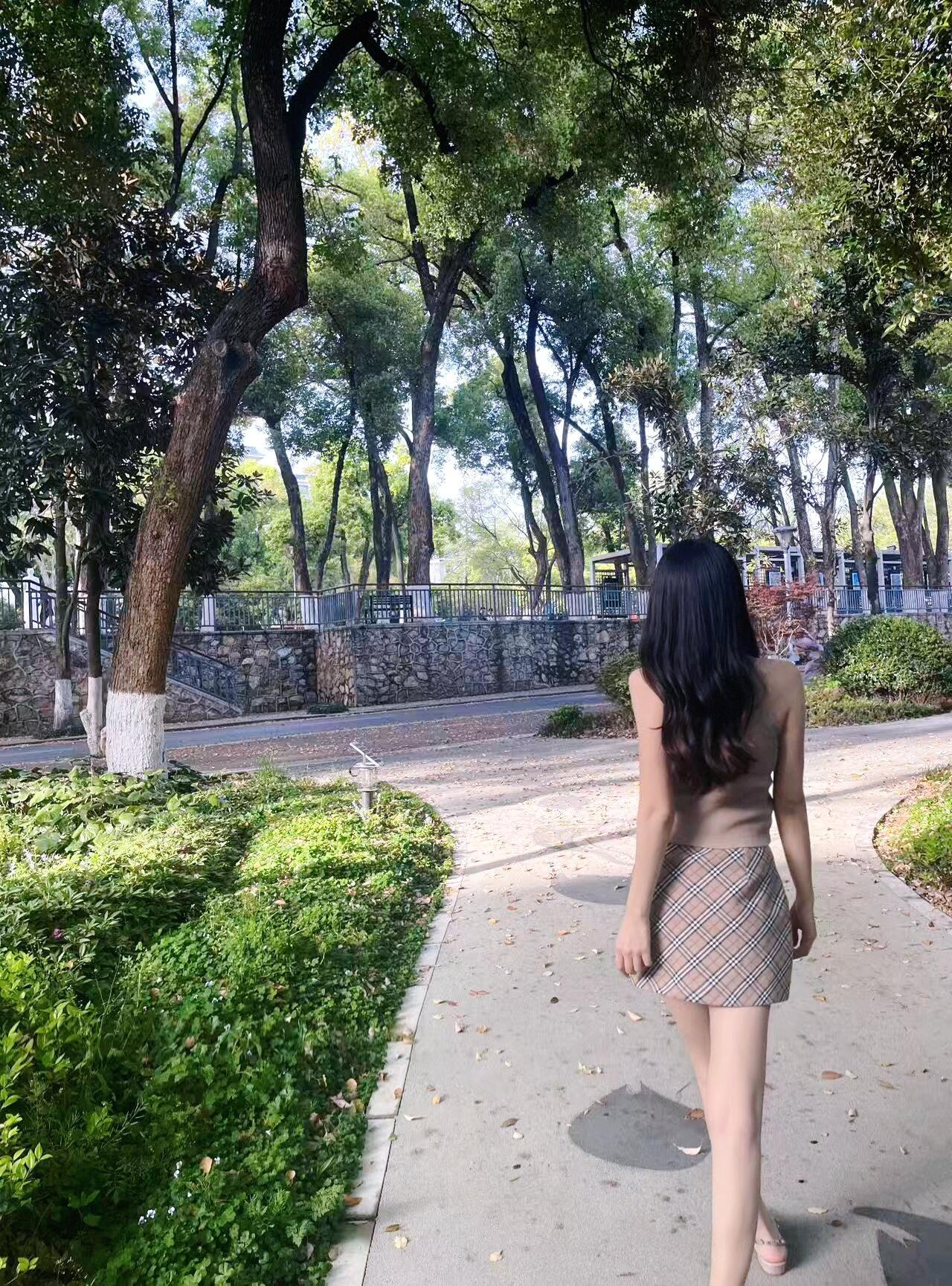 一个男人
尽量不要
让女人喜欢上你。

因为你还没学会收拾自己的时候，人家已经把