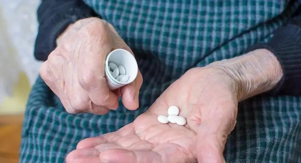 很多人以为吃上他汀就能高枕无忧，饮食随便乱来，结果血脂降不下来，还容易出问题。