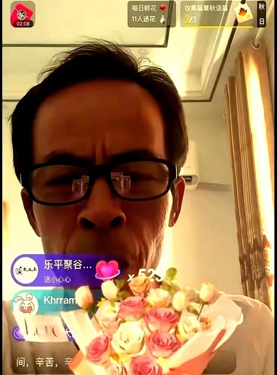 穷时卖鸡排，富时靠流量翻身！昔日小摊贩“鸡排哥”从风雨中跑城管到网络爆红，一跃成
