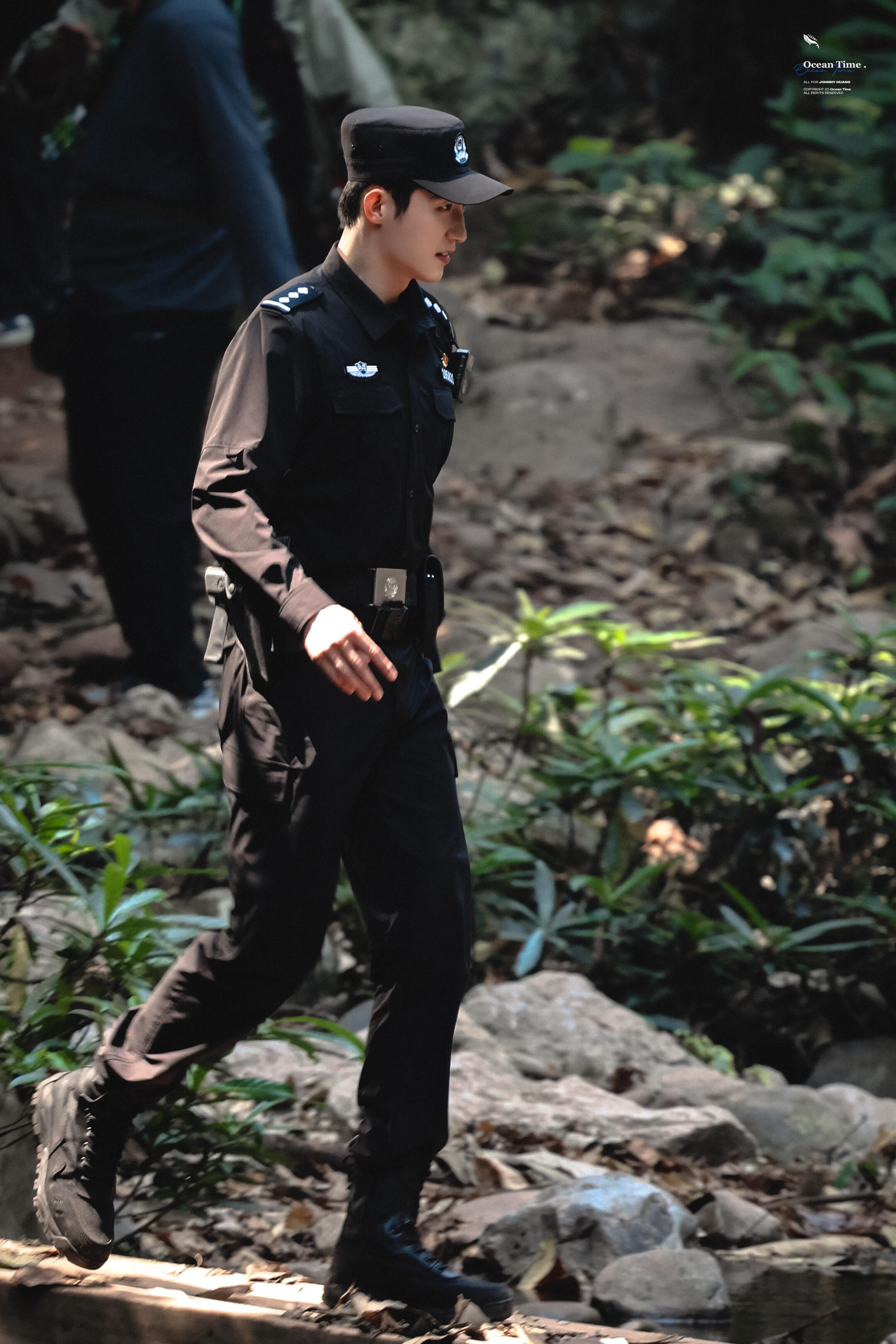 黄景瑜︱《明川有知夏》︱Day2路透20260413侧身全身制服造型路透收一张，