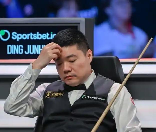 真的是神了，丁俊晖解球2杆不中，竟然2次白球摔袋！
       英锦赛今晚丁俊