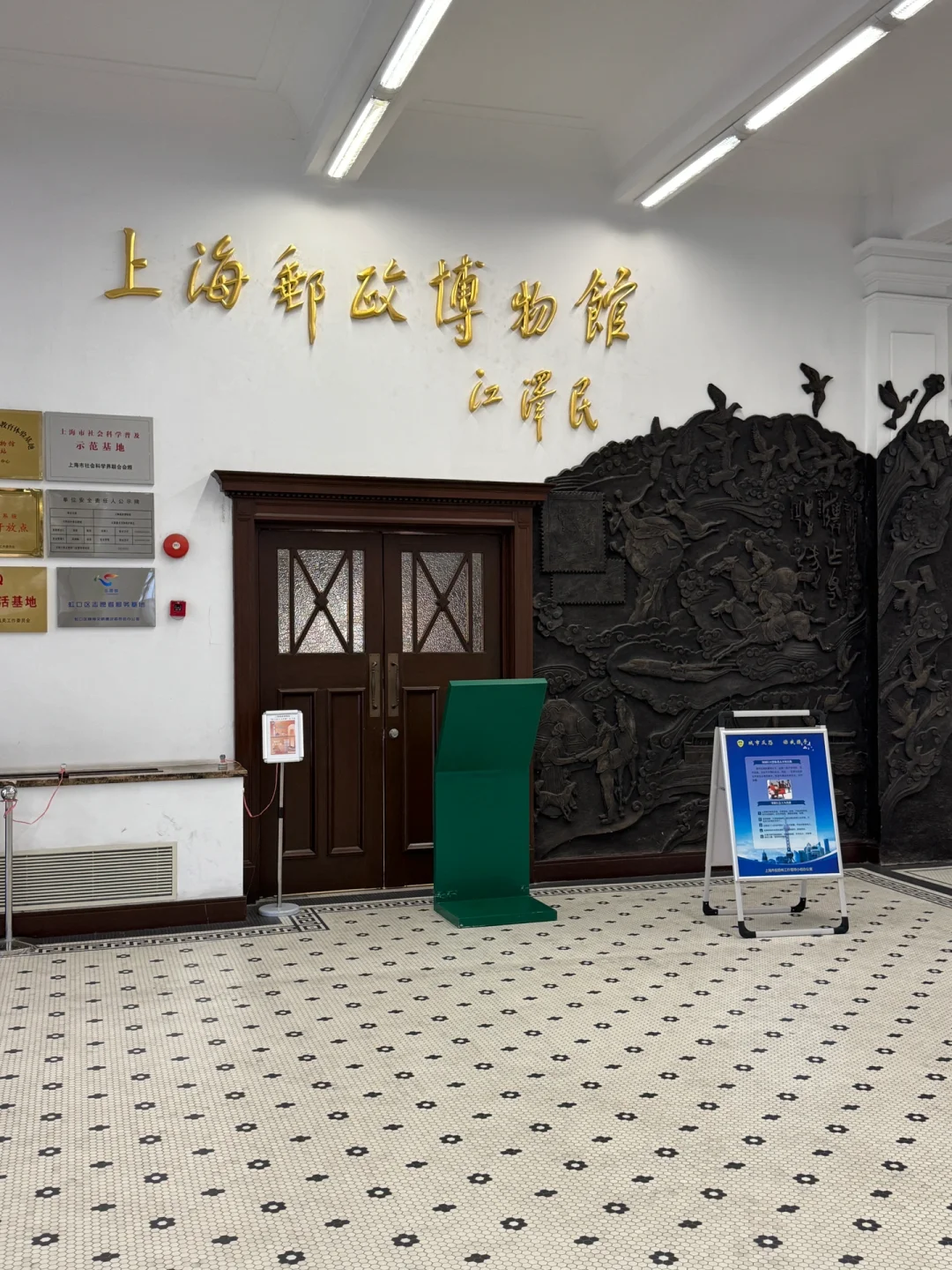 当我站在邮政大厅，却不知道写信给谁