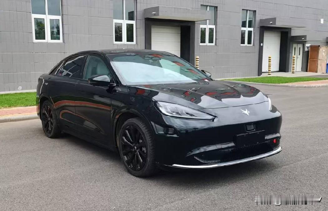 极狐新车型：装置华为电机

这台车的长度是4.98米，宽度是1.96米，高度是1