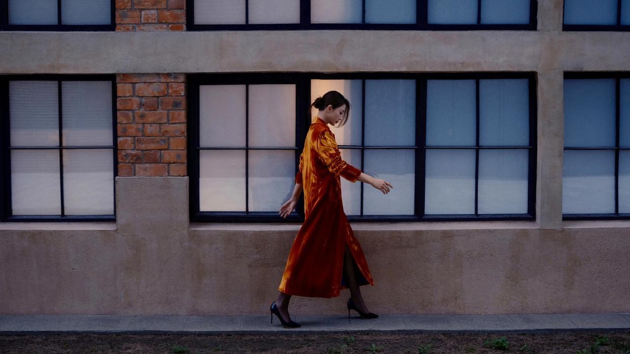 殷桃丝绒大衣造型释出，复古氛围感拉满✨

一袭暖橘色丝绒长款大衣，在光影下泛着细