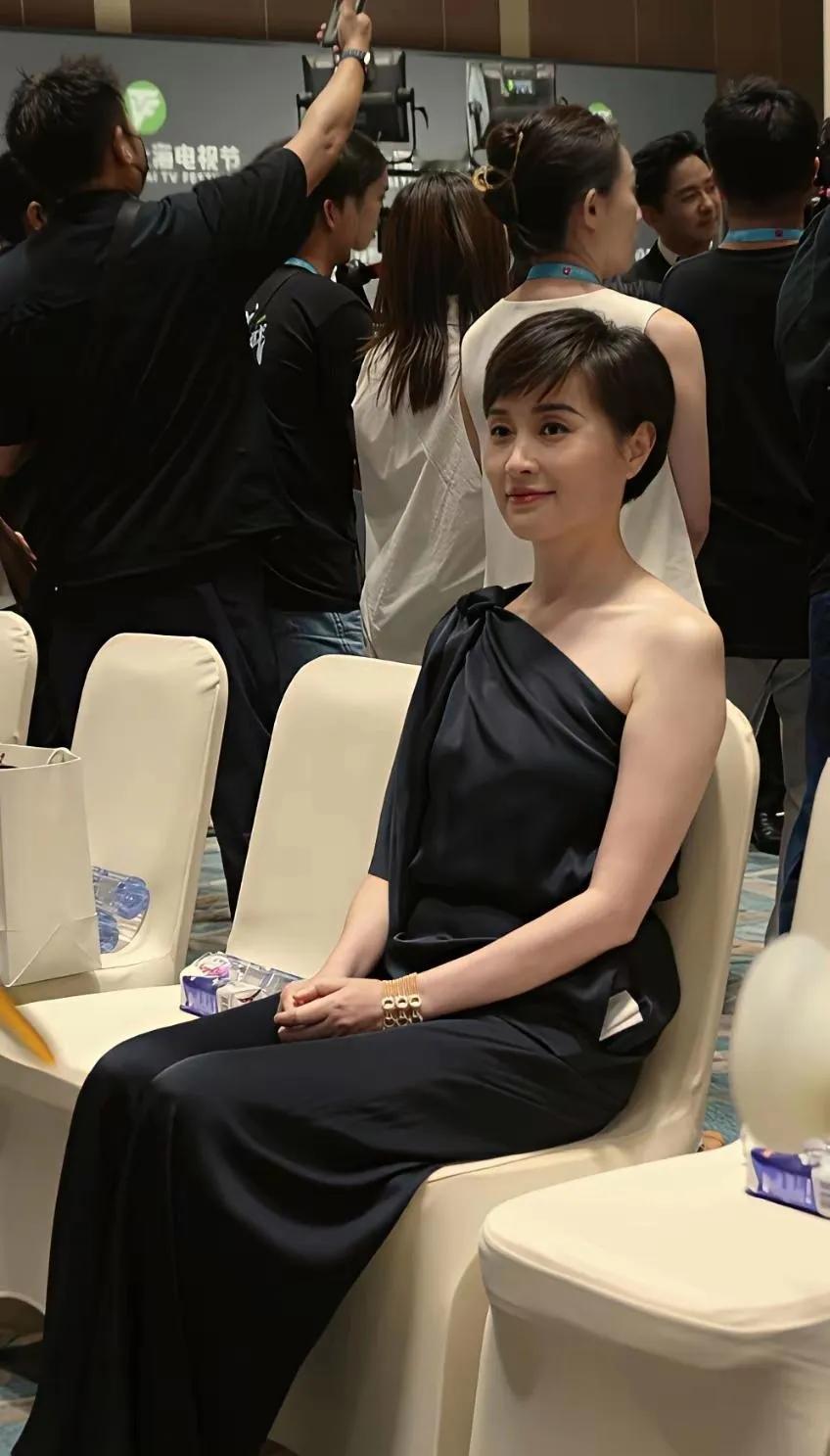 被吴越的优雅杀疯了！这是什么“剧抛脸”女神的隐藏魅力
 
谁能想到，低调的吴越老