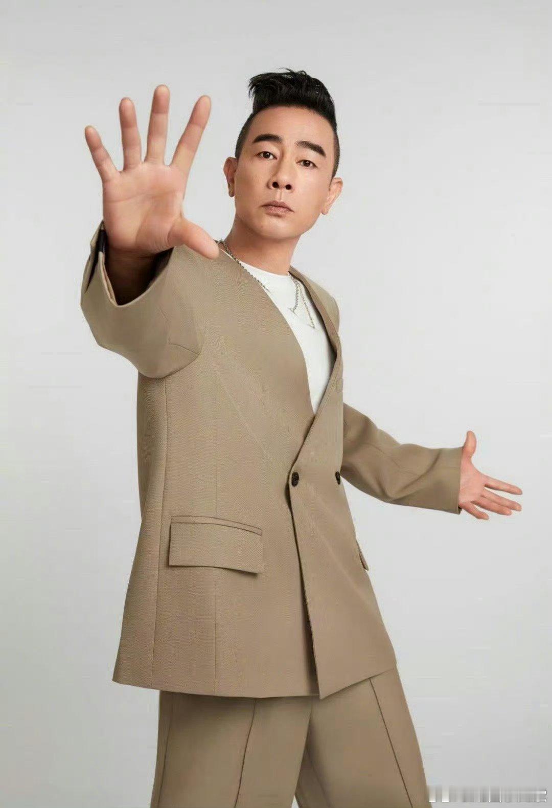 陈小春终于捡起歌手身份了 哇哇哇！！今日快乐来了！陈小春终于捡起歌手身份啦！！又