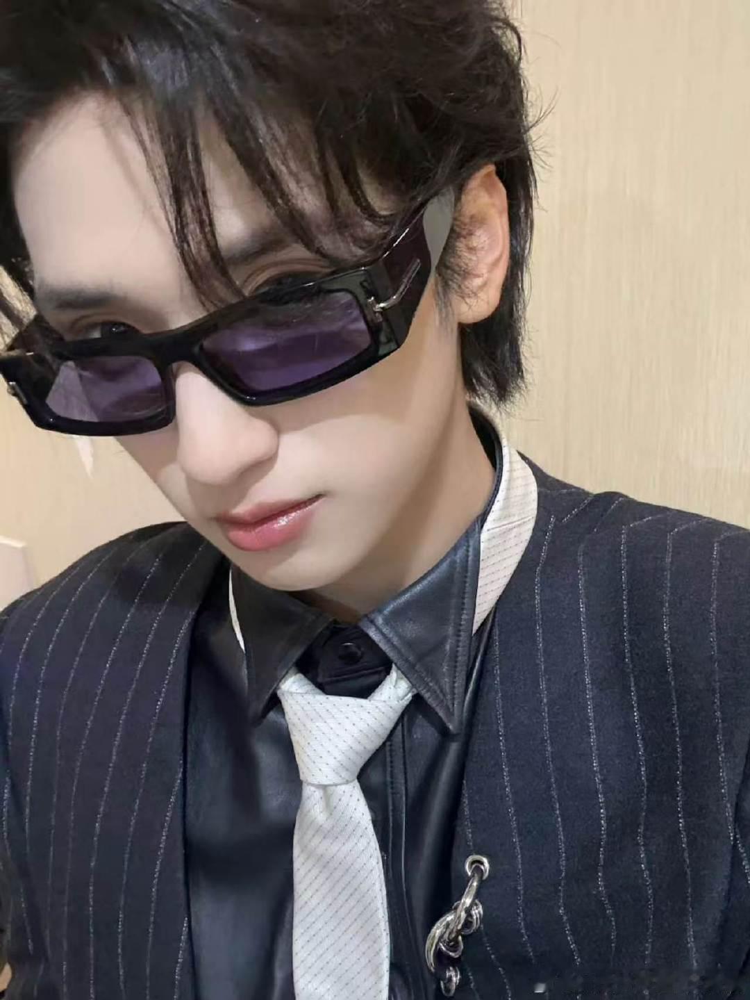 严浩翔墨镜自拍严浩翔说唱巅峰对决造型自拍 严浩翔你咋那么帅 