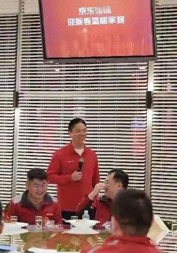 刘强东刚给老家1200户乡亲们派发了年货，光现金红包就发了1500万，刘强东的母