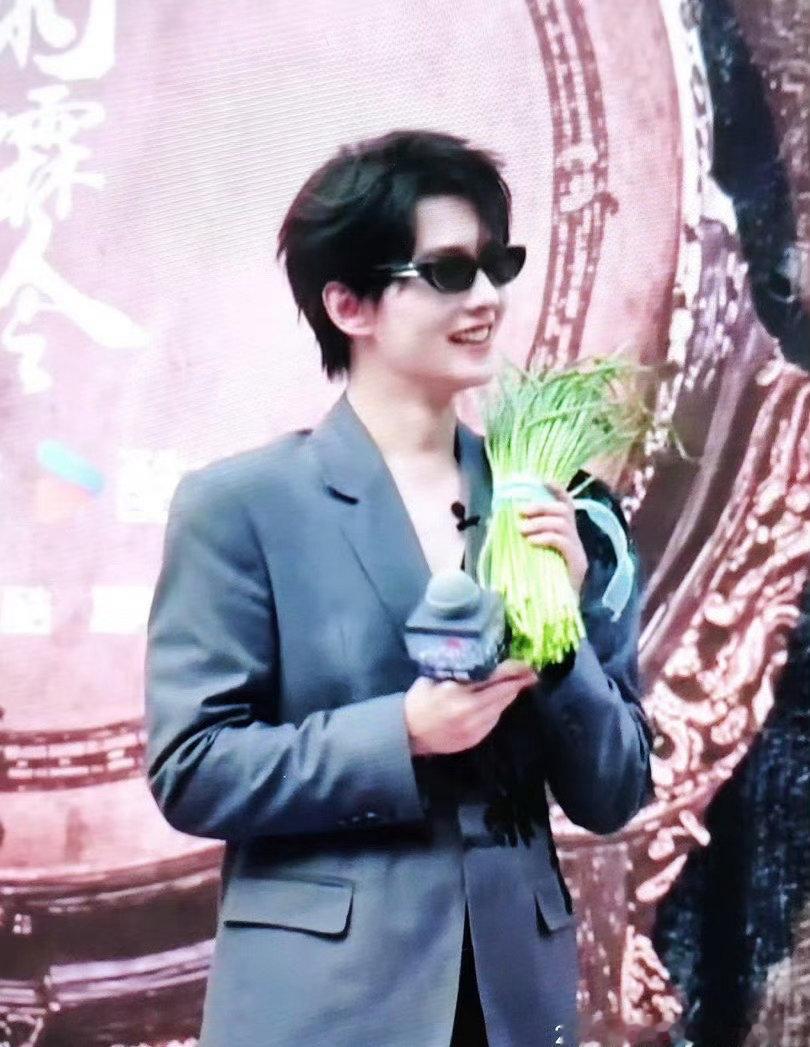 你是杨洋来了河南也得说河南话杨洋俺不中嘞论河南待客有多实在，一捆蒜苔就能说明白《