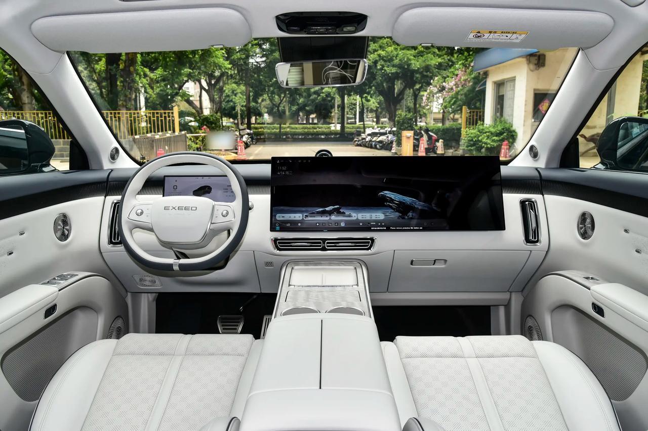 🎯我看完新款星途EX7的感受是，星途这次不是做“够用”，而是想做“全都给”。座