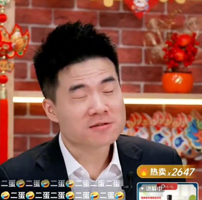 太拼了，近日董宇辉卖醋，他要求给他拿个杯子，他要喝醋。
宇辉刚刚介绍了酸菜，试吃