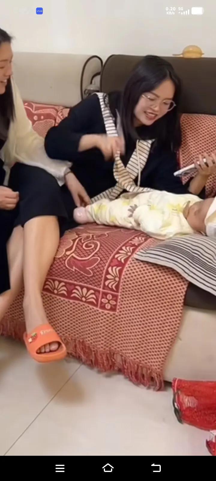 丈夫工伤走了，家里拿到158万赔偿款，这个时候媳妇肚子里还怀着孩子。娘家亲属赶过