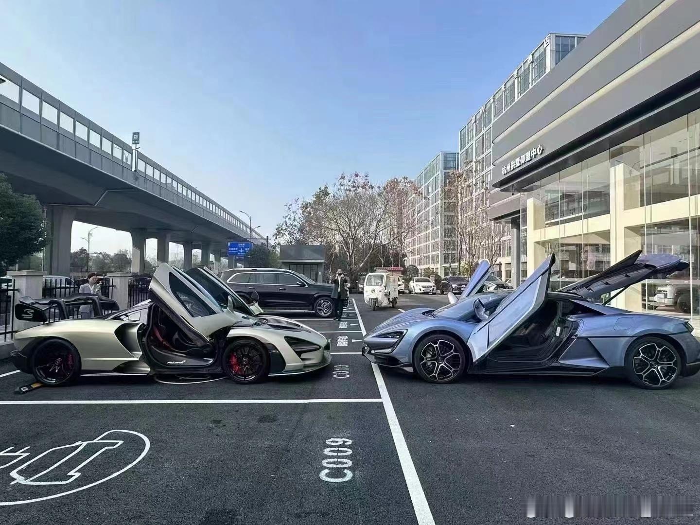 ​快把左边落伍的老旧燃油车开走！！ ​​​