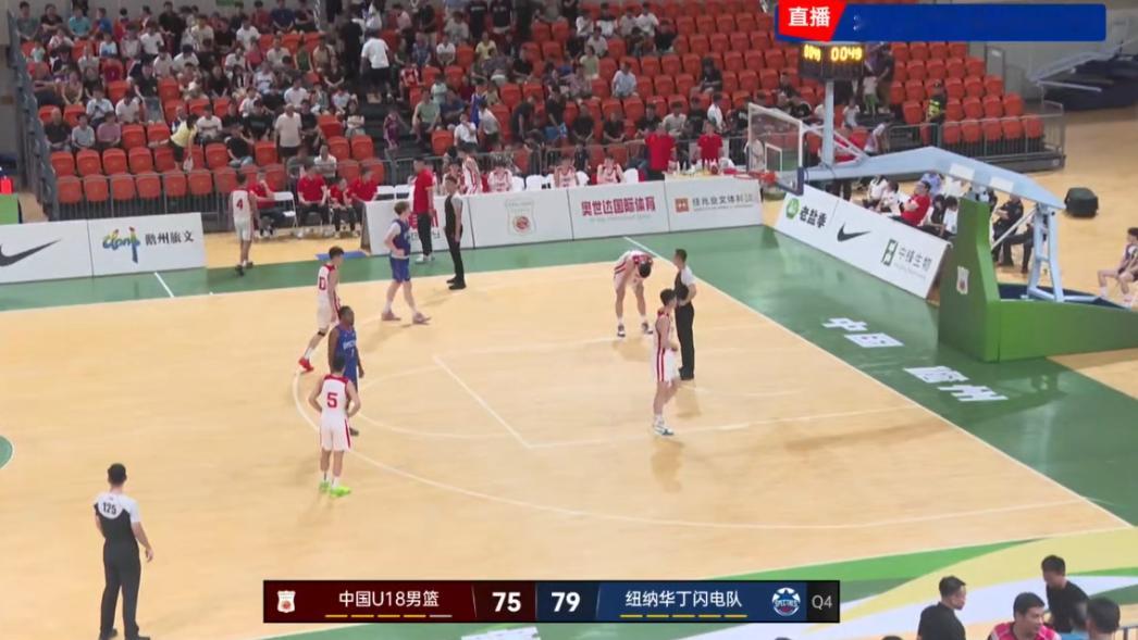 都不知道你们在那谦让什么。。。。。。后卫拿球其他点没机会就不要强行找机会了。可以