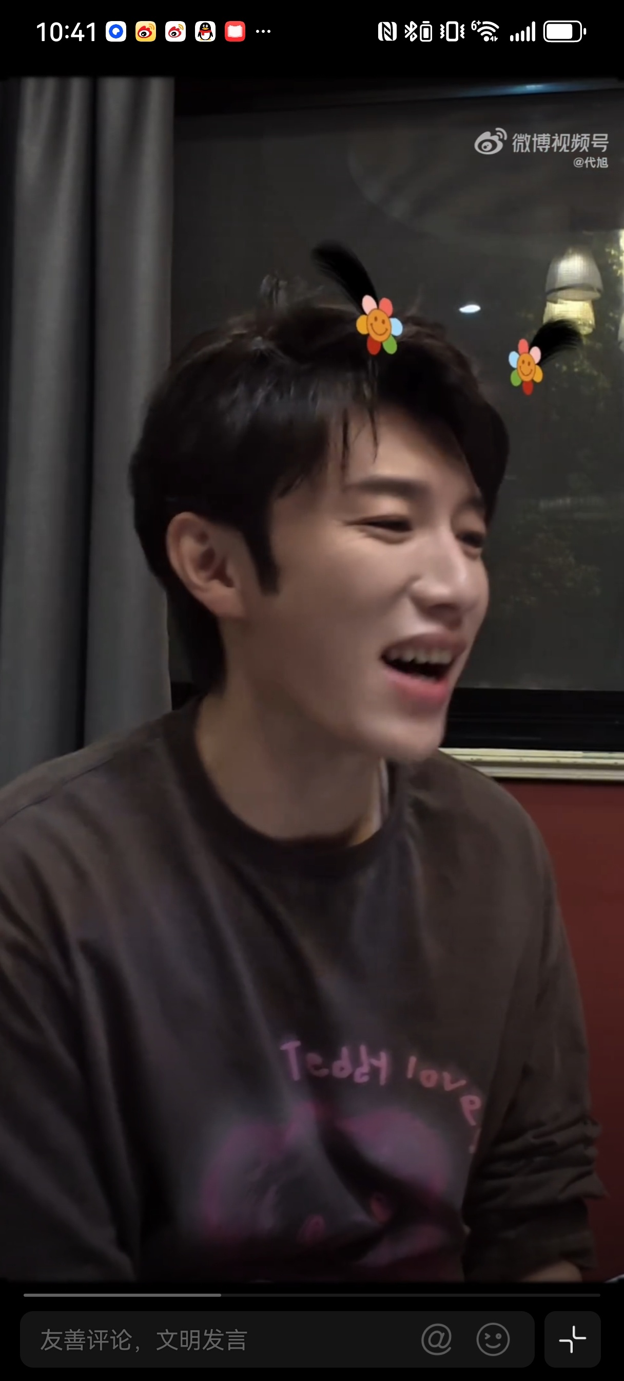 恰到好处的两个小揪揪and特别萌的粉丝先吃